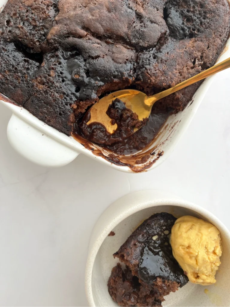 Torta de chocolate caliente 1 Torta con salsa de chocolate