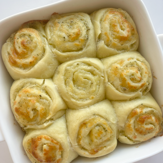 Rolls de queso con mantequilla y ajo