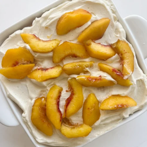 Torta de duraznos y crema