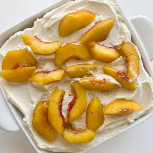 Torta de duraznos y crema