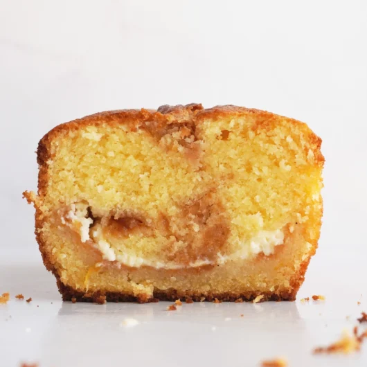 Budín con mermelada y queso crema