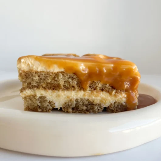 Tiramisú con caramelo salado
